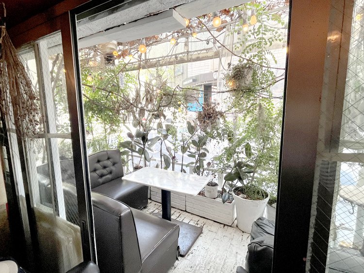 緑に囲まれた1階のテラス。夏〜秋になると天井がブドウの葉に覆われる。