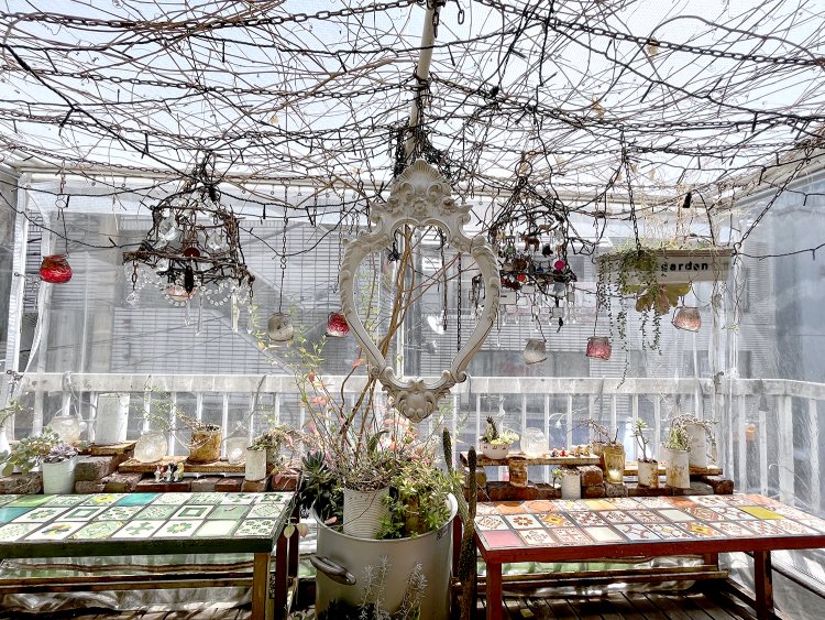 天板にタイルを貼ったテーブルがおしゃれ。