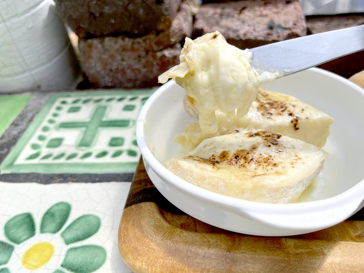 ナイフで切ると、とろ〜りとしたチーズが出てきた。おいしそー。