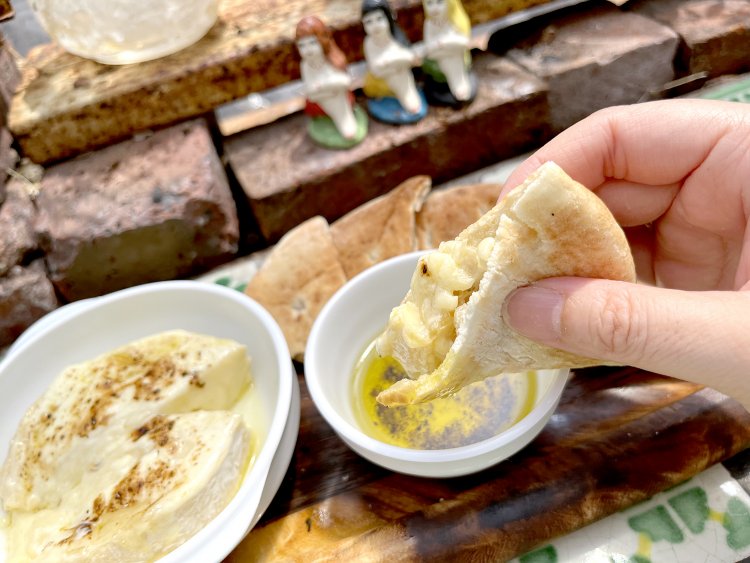 フォカッチャを割いて中にチーズを挟み、オイルにディップ！