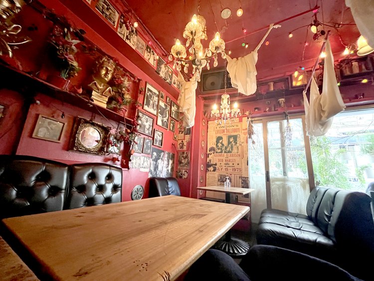 1階の赤い部屋。絵画や写真がセンスよくレイアウトされている。