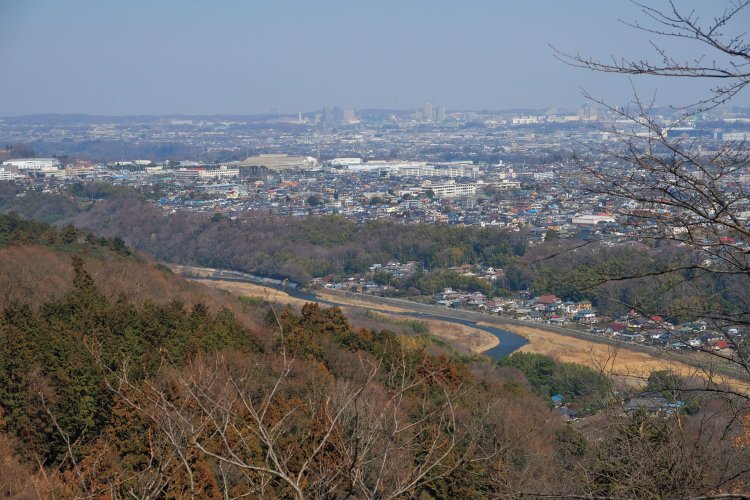 鳶尾山北側の眺望。すぐ下には宮ヶ瀬湖から流れてくる中津川、その北に中津工業団地が見える。