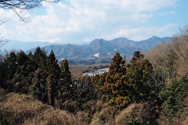鳶尾山手前の開けた展望所から。中央の小高い山が高取山、その右が華厳山、経ヶ岳と続く。