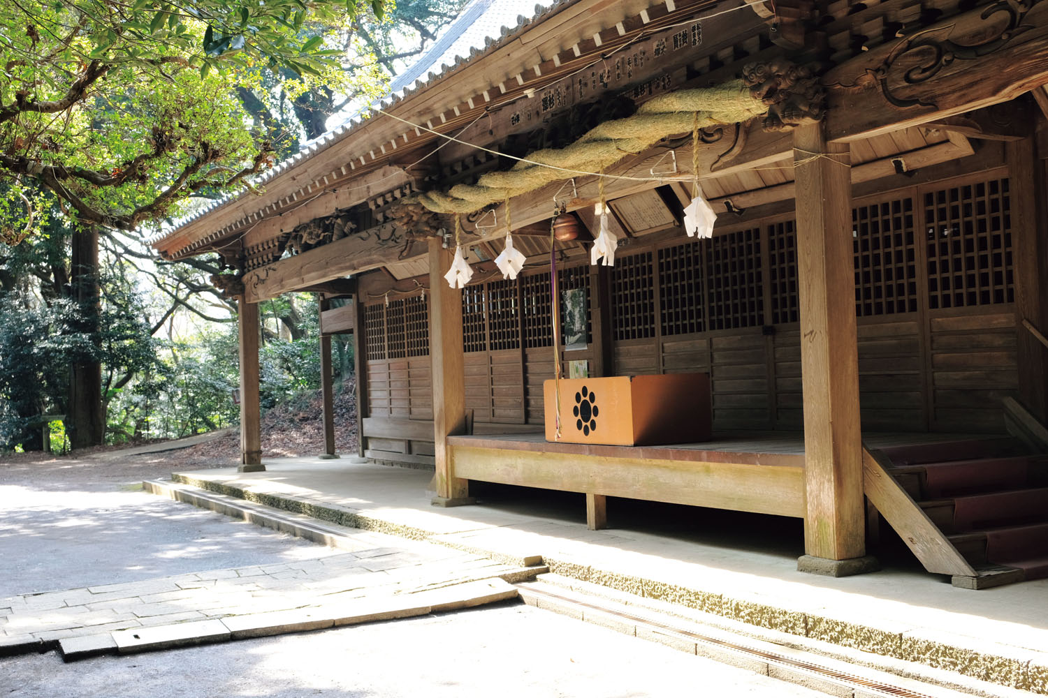 八菅神社の大きな社殿。1866年（慶応2）の建立。