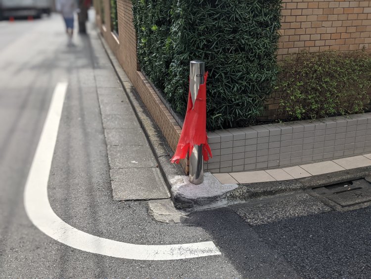 おかださんが下北沢に行くたびに見守っているという、カラーコーン。