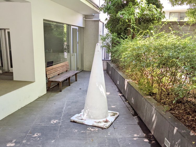 代官山で見つけた白くておしゃれなカラーコーン。なんと180cmもある。