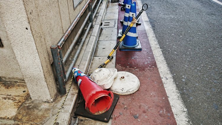商店街の一角で駐輪禁止のために置かれたカラーコーン。武蔵小山にて。