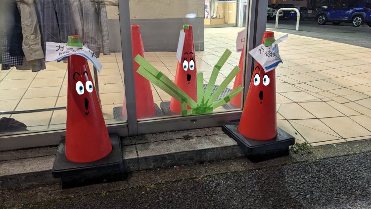 割れた窓に驚くカラーコーンたち（イラスト：おかだゆかさん）。