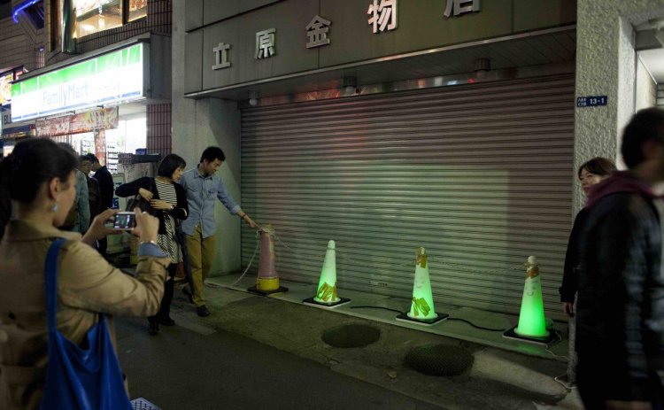 カラーコーンに独自のデバイスをインストールして街角に展示する取り組み。