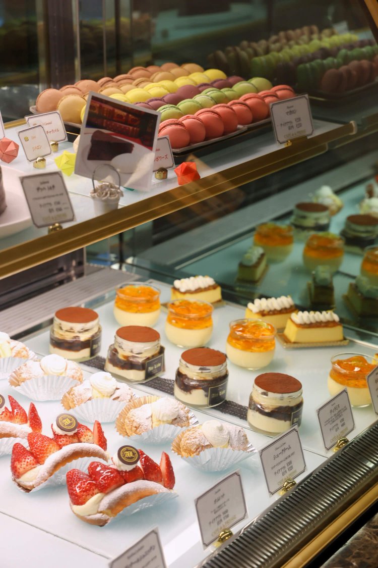 パティシエが作るフランス菓子はテイクアウトも可。人気のマカロンは1個から買える。イートイン250円。