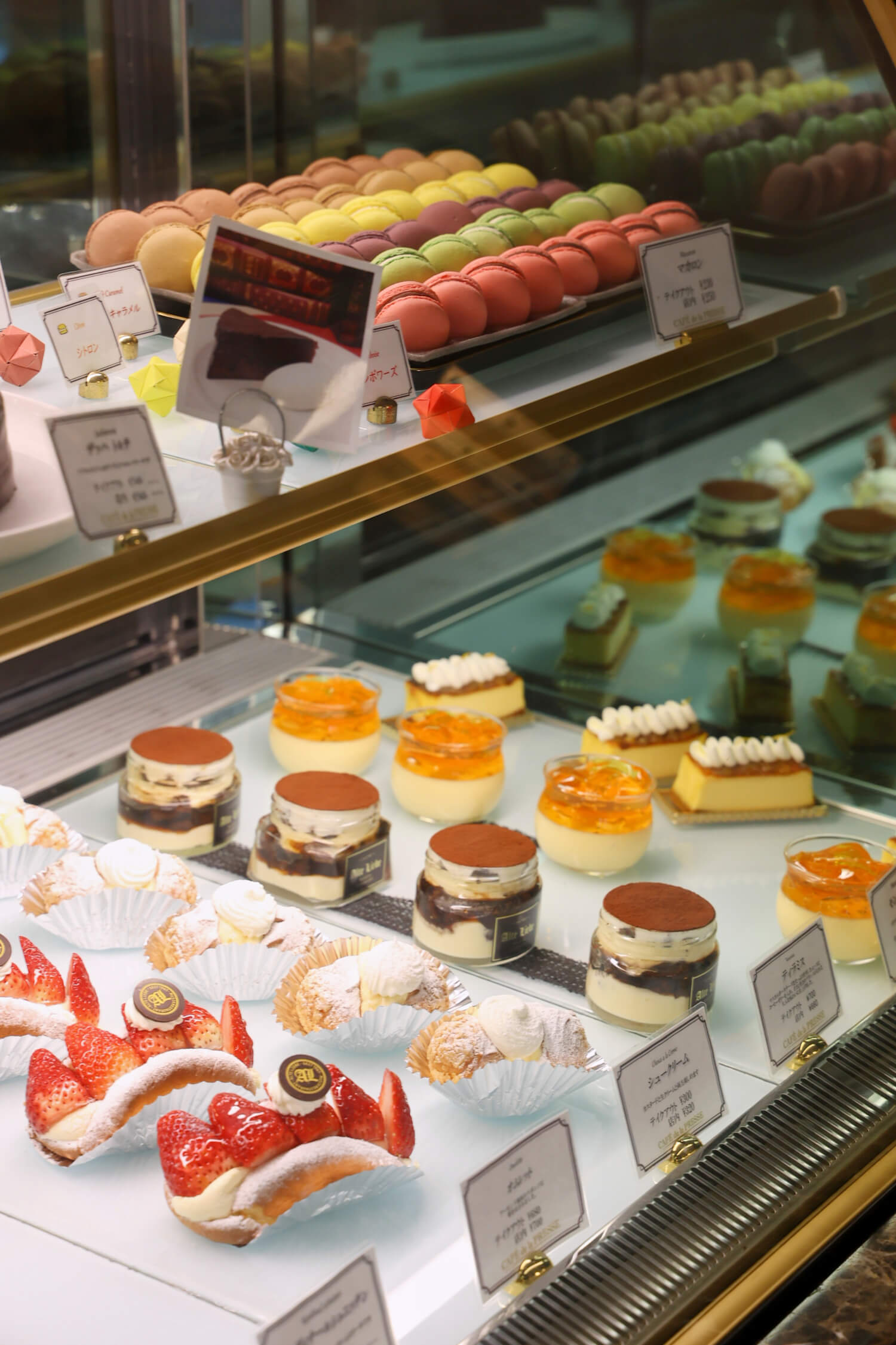 パティシエが作るフランス菓子はテイクアウトも可。人気のマカロンは1個から買える。イートイン250円。