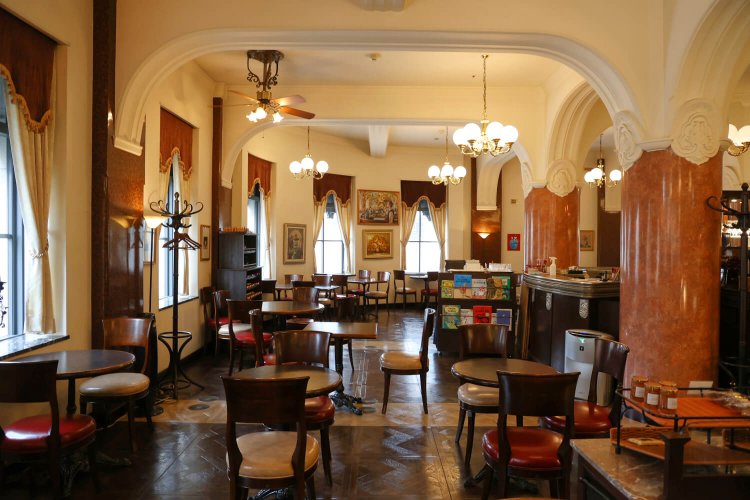 昭和4年（1929）築の横浜市認定歴史的建造物の2階に潜む。アールを描く柱の意匠や絵画にも注目。