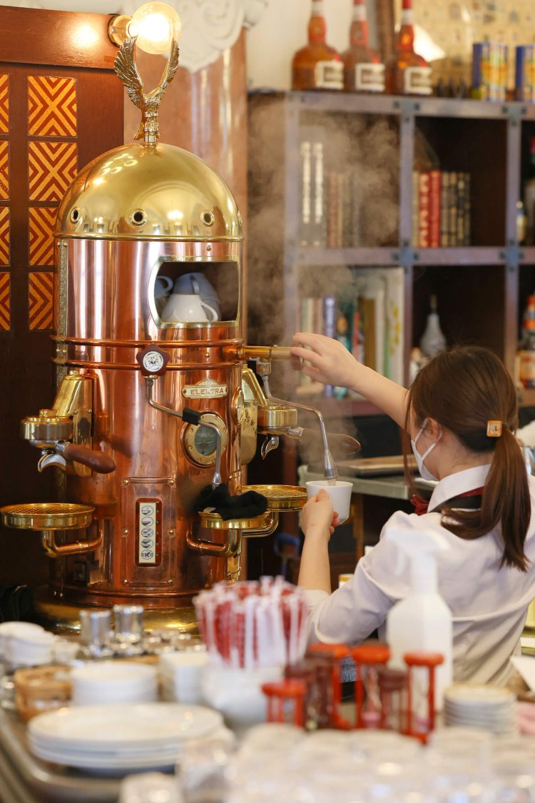 林さんが操るのは、鳳凰をいただくイタリア製の銅製エスプレッソマシン。昔のロボットのよう。