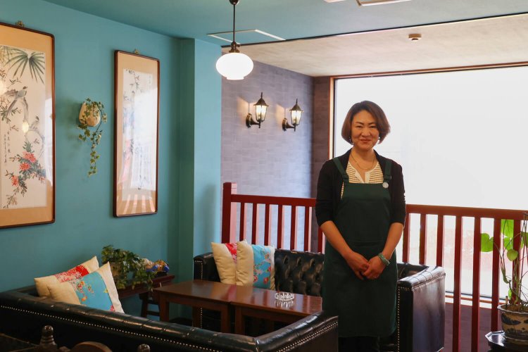 「5～6時間滞在される方もいます」と笑う、妻の理華さん。