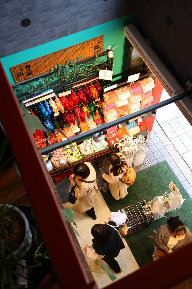 窓辺に近づくと、1階雑貨店のにぎわいが見下ろせる。