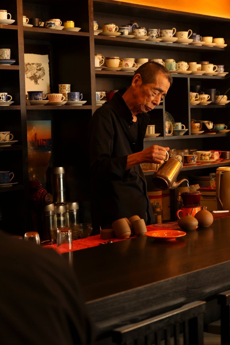 ハンドドリップする中津さん。カウンター席なら、約150客から好きなカップが選べる。中には金継ぎカップもあり。