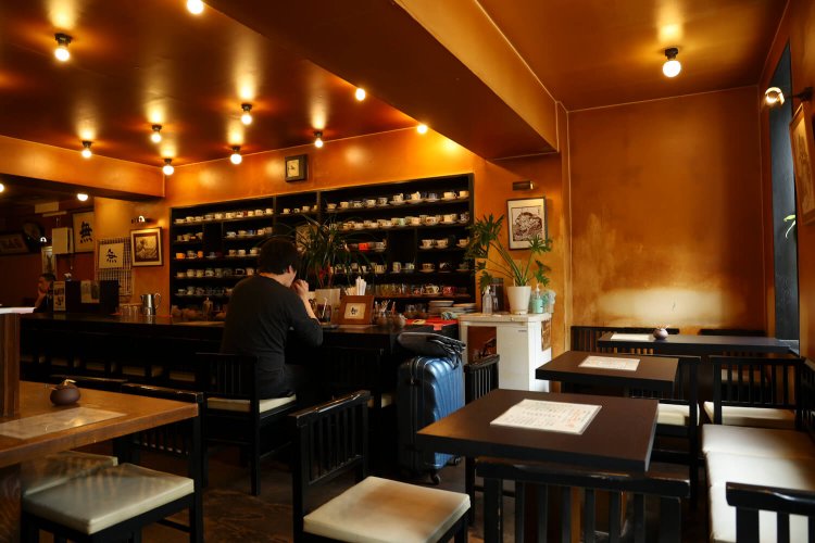 元町商店街沿いの2階は、静かな空間。