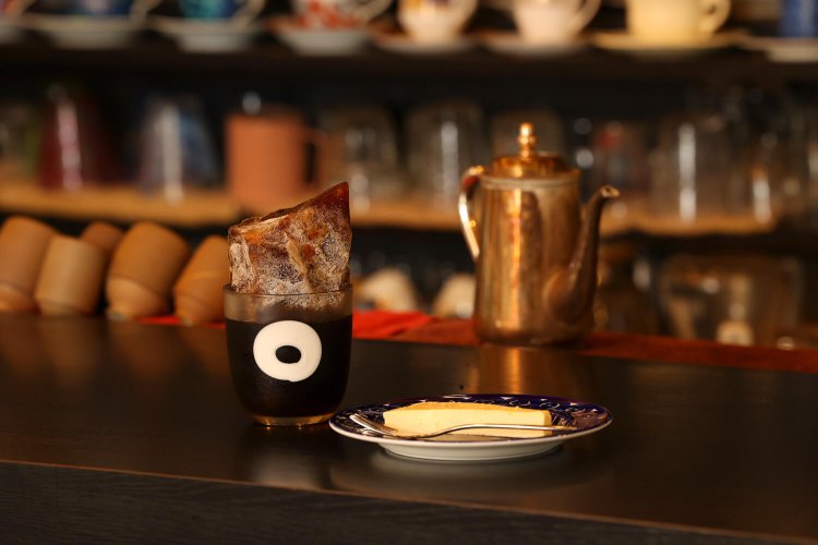 【ときめきペアリング】手作りレアチーズケーキ（600円）×冷珈琲（あいすこうひい・900円、セットは1300円）。