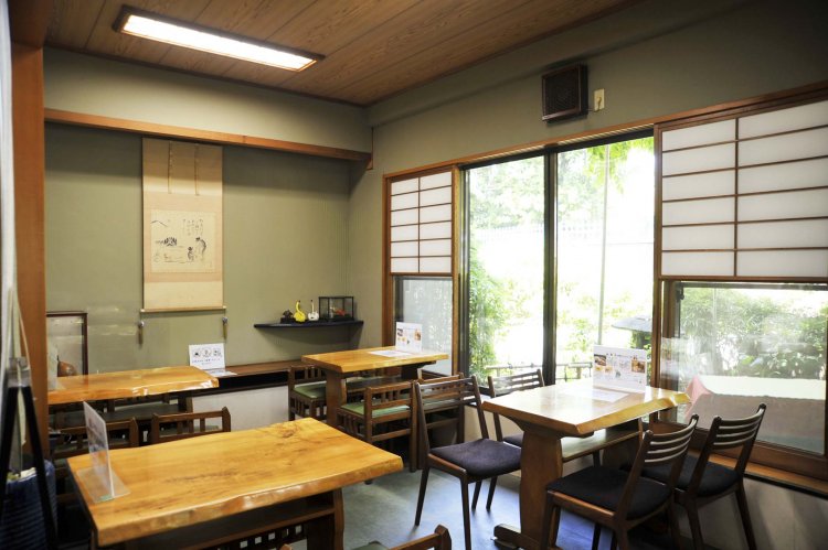 店内には公園の喧騒も届かず、落ち着いてひと休みできる。