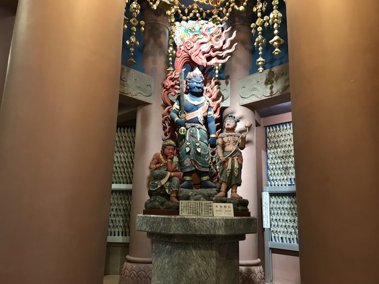 不動明王に寄り添う2体の童子。