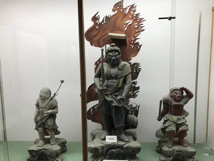 怒りの炎を背負う姿。