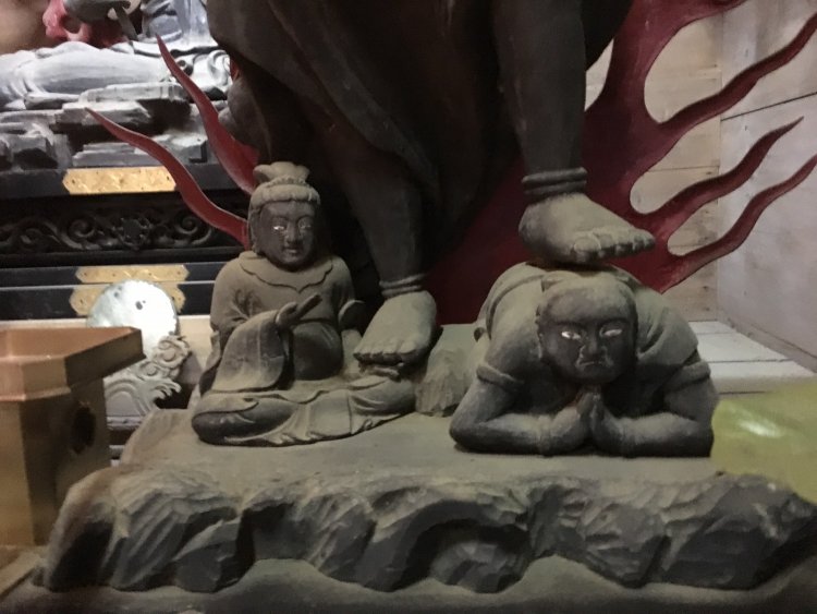仏像は足元も見どころ。