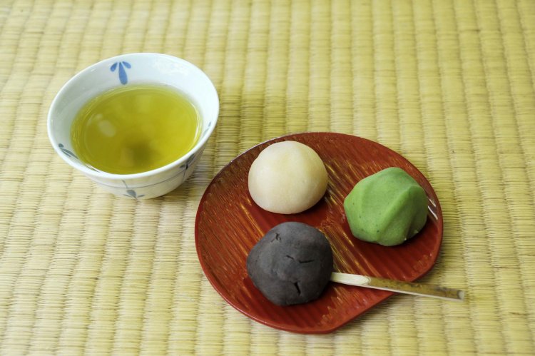 鶯だんご600円。テイクアウト（一人前650円）もできるが、保存料を一切使わないので賞味は当日限り。