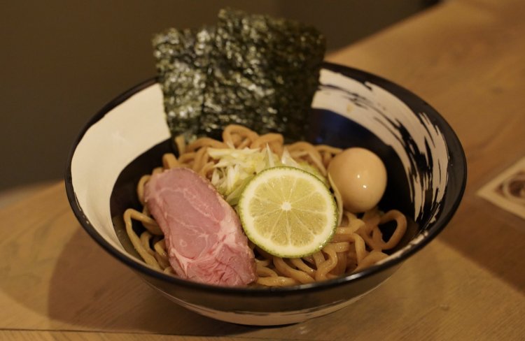 牛すじつけ麺1000円。