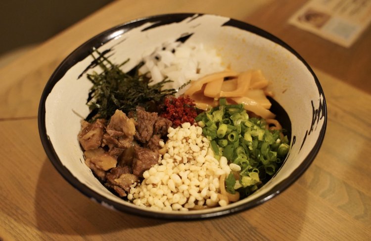 牛すじ油そば900円。