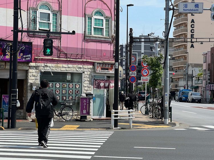 「泪橋を逆に渡る」ってのは、たぶん……こっちの方角と思うのだが。