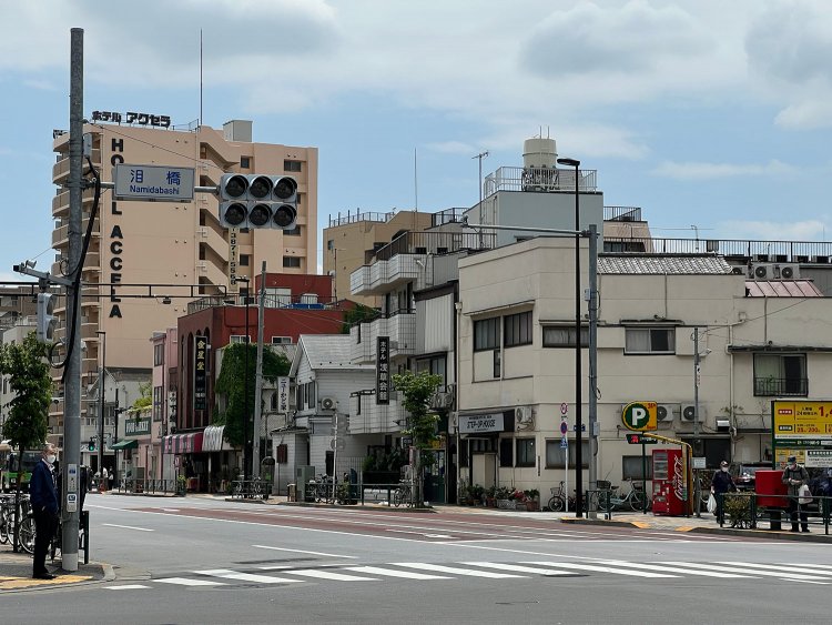 英語表記されたホテルの看板が見える。「山谷」の雰囲気、昔とはかなり違う。