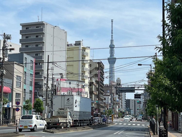 泪橋を逆に渡ってまっすぐ進むと、その先にはスカイツリーが聳えている。