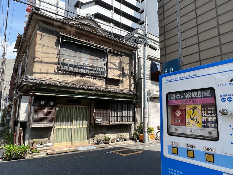 すごく久しぶりに目にした「明るい家族計画」の自動販売機。“昭和”の名残もあちこちに見つかる。