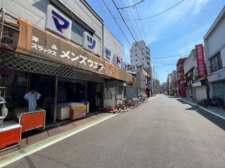 いろは会商店街。いまはアーケードが撤去され、シャッターを閉ざした店舗も目立つ。