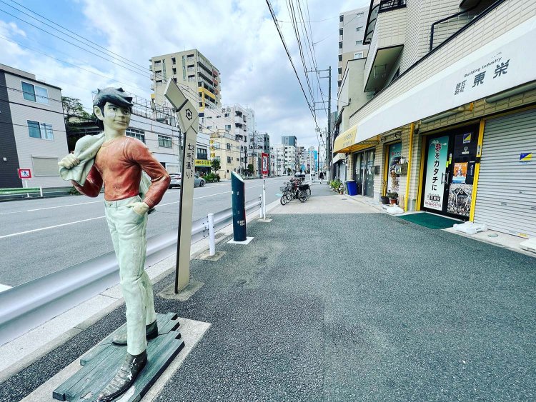 商店街の外れにあった矢吹丈の像。今時の小学生が見て、誰なのか分かるんだろか？