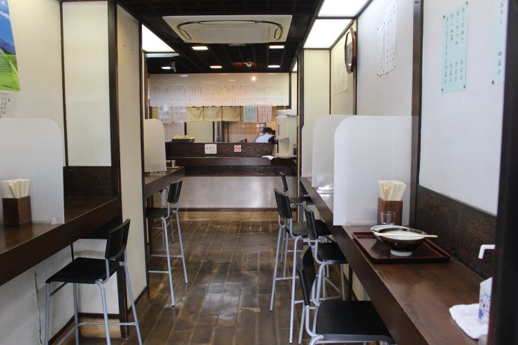 細長い店内は両側にカウンター。