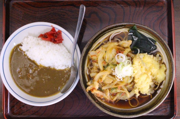 カレーセット680円に、豪華にもかき揚げ110円とキス天130円を追加。