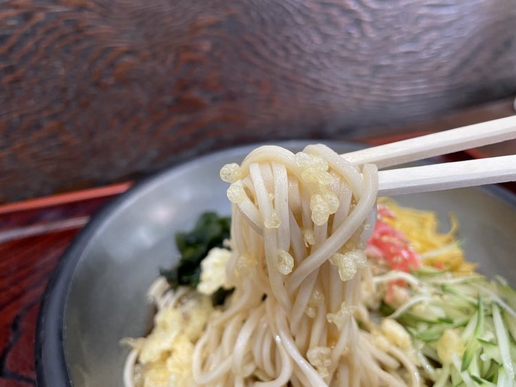 1日に200食ほど作るという自家製のそばは、コシが強め。