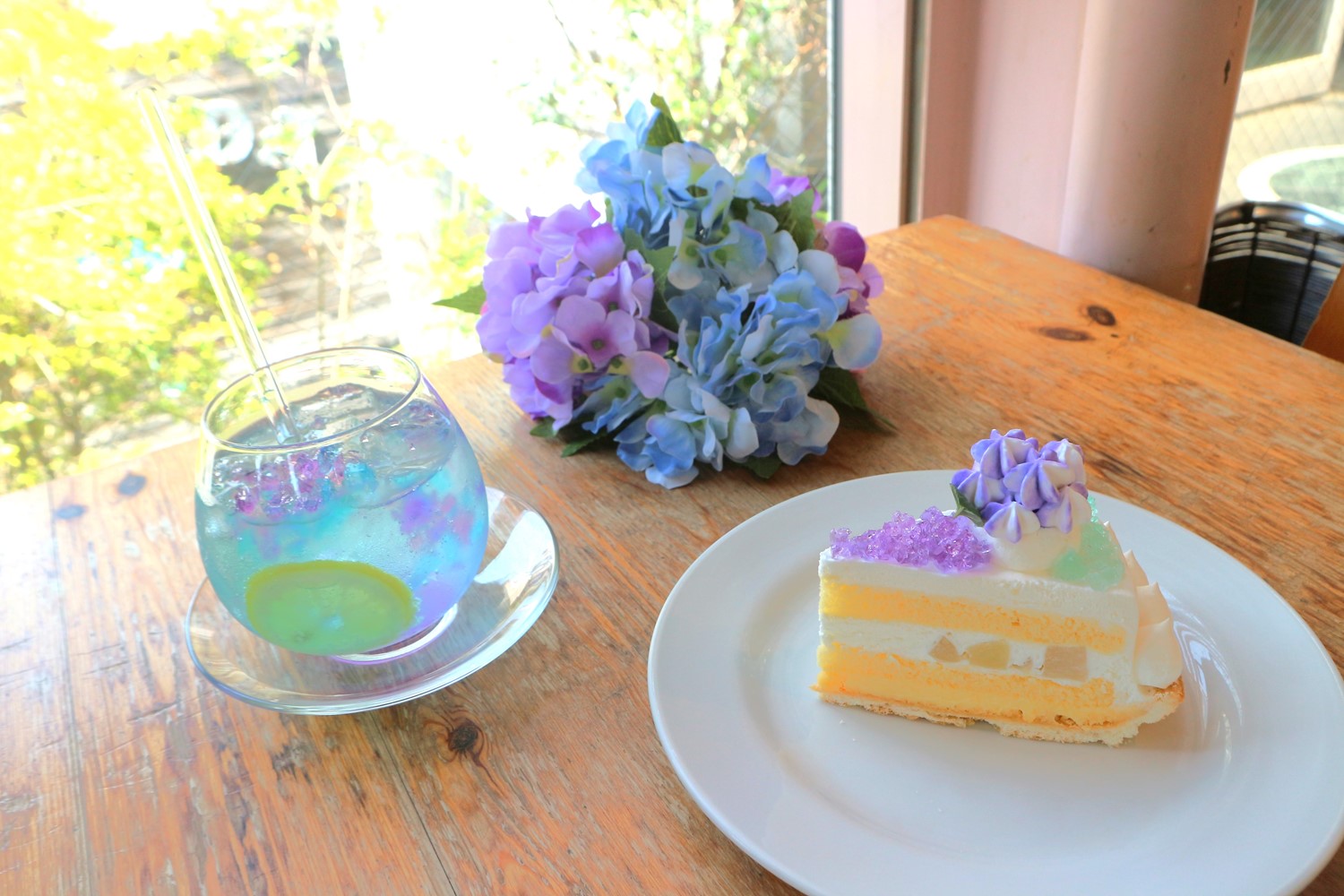 色合いが美しい、紫陽花ケーキと紫陽花ミニソーダのセット1760円。