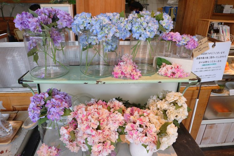 店のレジ横には季節の花をモチーフにしたアートフラワーが飾られていて、テーブルで商品と一緒に撮影するなど自由に使うことができる。