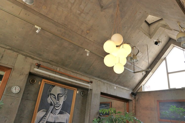 高橋さんがお気に入りの高い天井。開放感は抜群だ。