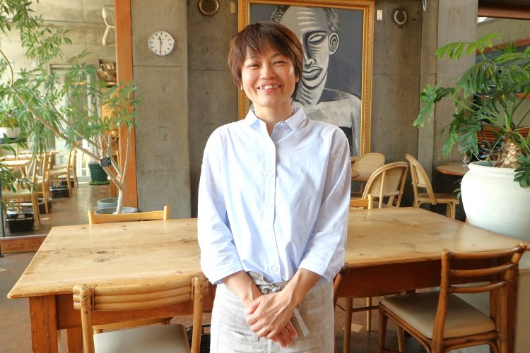 笑顔が素敵な店長の高橋唯さん。朗らかな人柄でスタッフたちから慕われている。