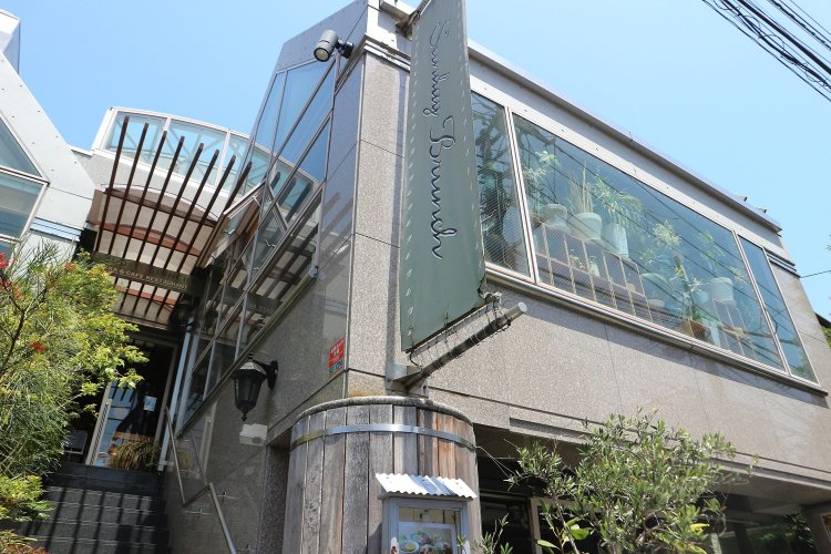 三角の屋根が、教会のように神聖な雰囲気を出している。階段の下には看板があるので見つけやすい。
