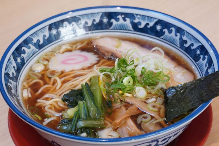 下町醤油ラーメン。スープは豚、鶏や魚介などをベースにし、かえしを合わせてコクのある味に仕上げる。