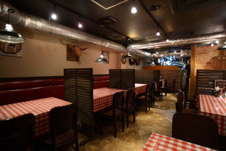 ギンガムチェック柄のテーブルや重厚な木の椅子など、アメリカンダイナーのよう。