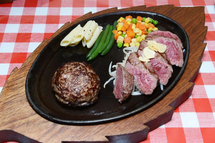 赤身ランプステーキ＆ハンバーグコンボ 300gコンボ。撮影用でソースをかけず、ステーキはカットしてもらった。 