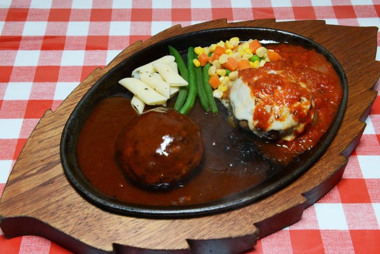 デミグラスソースと、もう1種類ソースが選べるハンバーグステーキ ダブルソース300g1600円も人気。