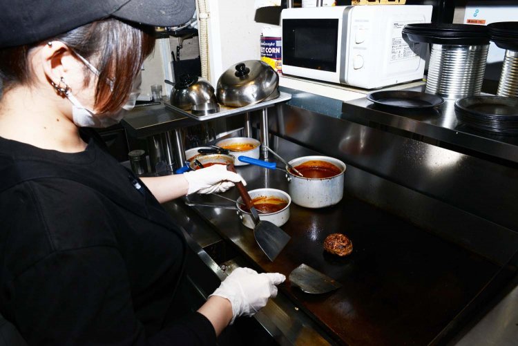 ハンバーグは外側をカリッと焼いて旨みも閉じ込めている。