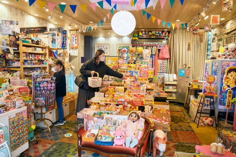 2019年開店。ドールやフィギュア、ひな壇陳列がしゃれている。トップライトの色がくるくる変わり、月の照明にウサギが座る。