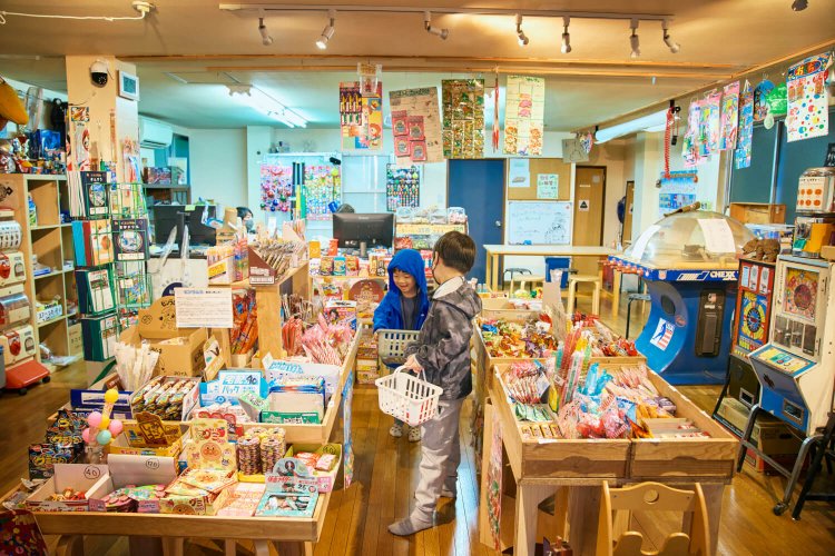 店内には靴を脱いで上がる。